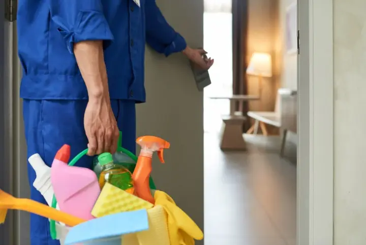 Empleado de Fuerte Cleaning ingresando en un hogar para dar el mejor servicio de limpieza del Hogar en Fuerteventura