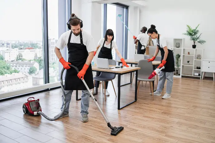 Equipo de limpieza en Fuerteventura trabajando en Oficinas y Locales Comerciales